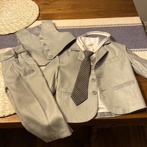 Five piece light grey toddler suit in size 2T